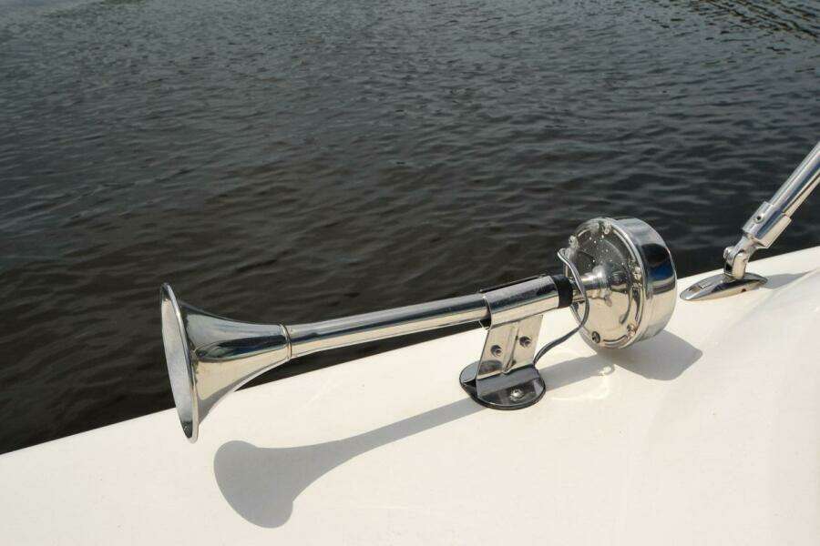 2011 Hurricane 2400 Sundeck