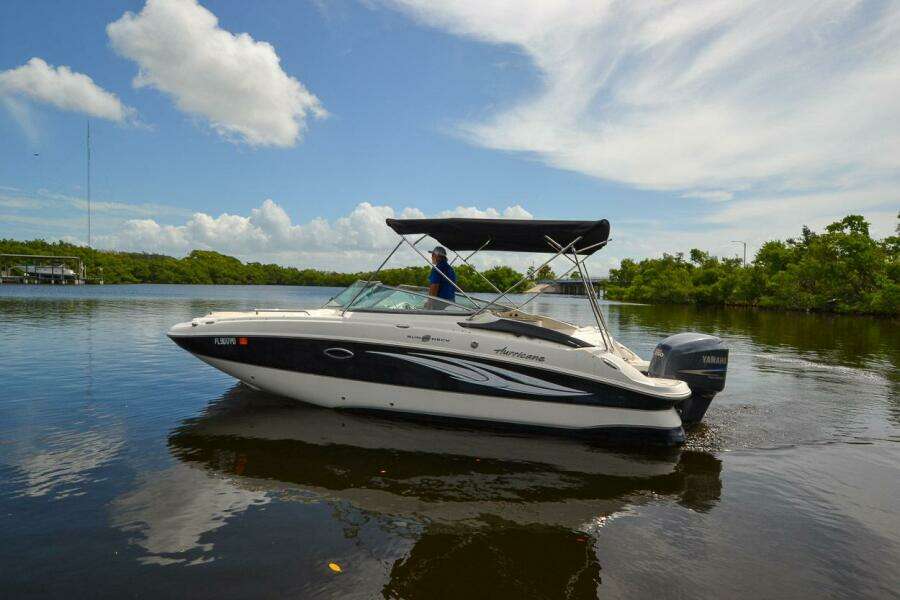 2011 Hurricane 2400 Sundeck