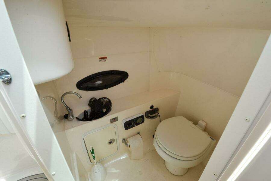 2011 Hurricane 2400 Sundeck