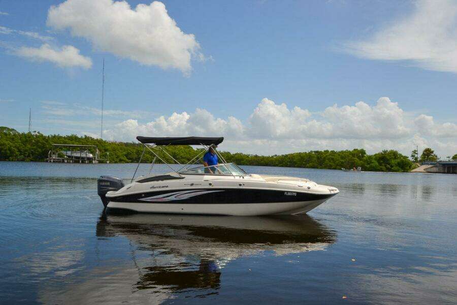 2011 Hurricane 2400 Sundeck