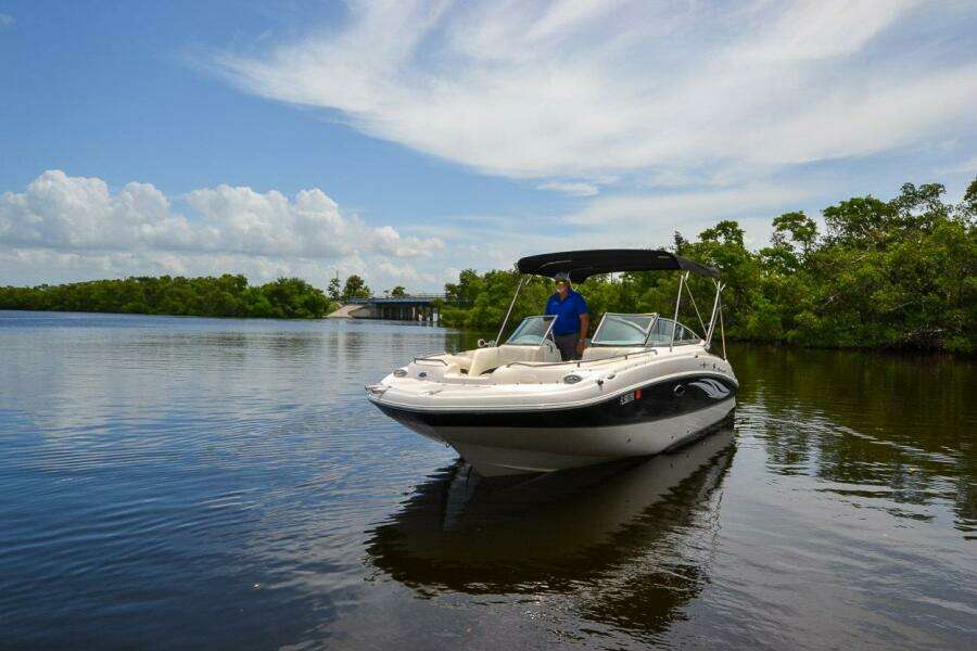 2011 Hurricane 2400 Sundeck