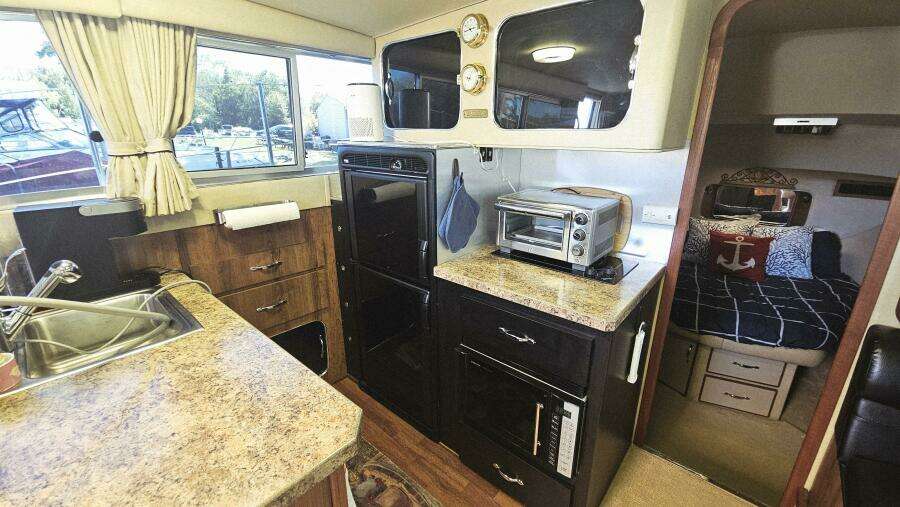 1986 Chris-Craft 381 Catalina