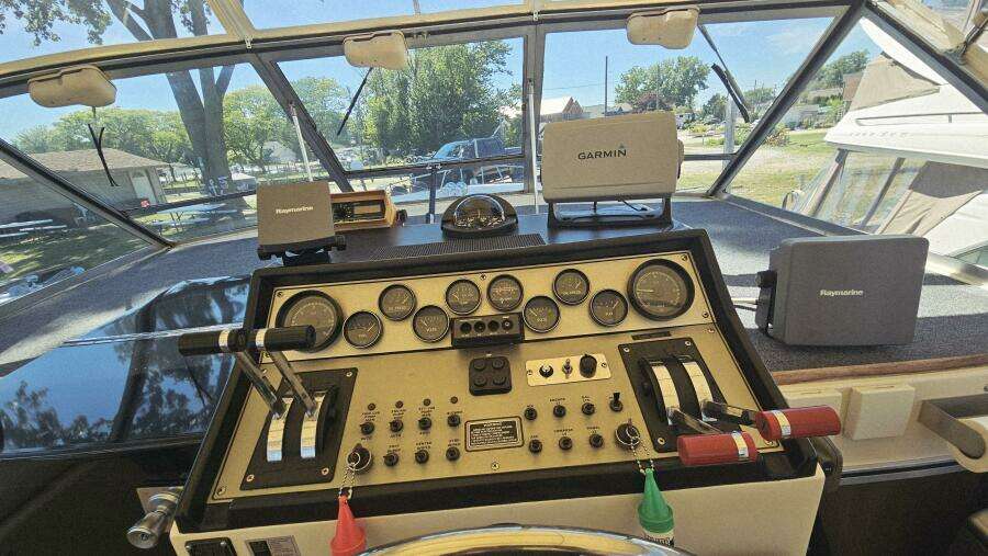 1986 Chris-Craft 381 Catalina