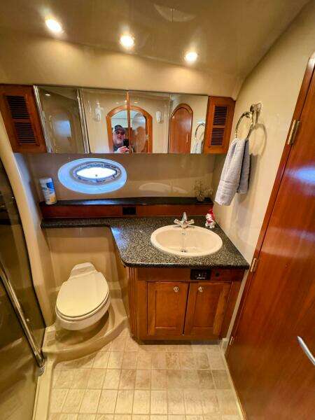 2005 Cruisers Yachts 540 Express