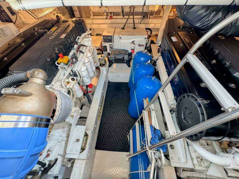 2005 Cruisers Yachts 540 Express