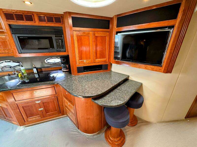 2005 Cruisers Yachts 540 Express