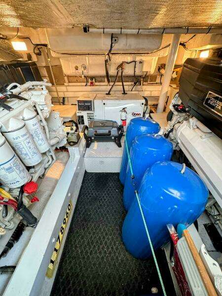 2005 Cruisers Yachts 540 Express