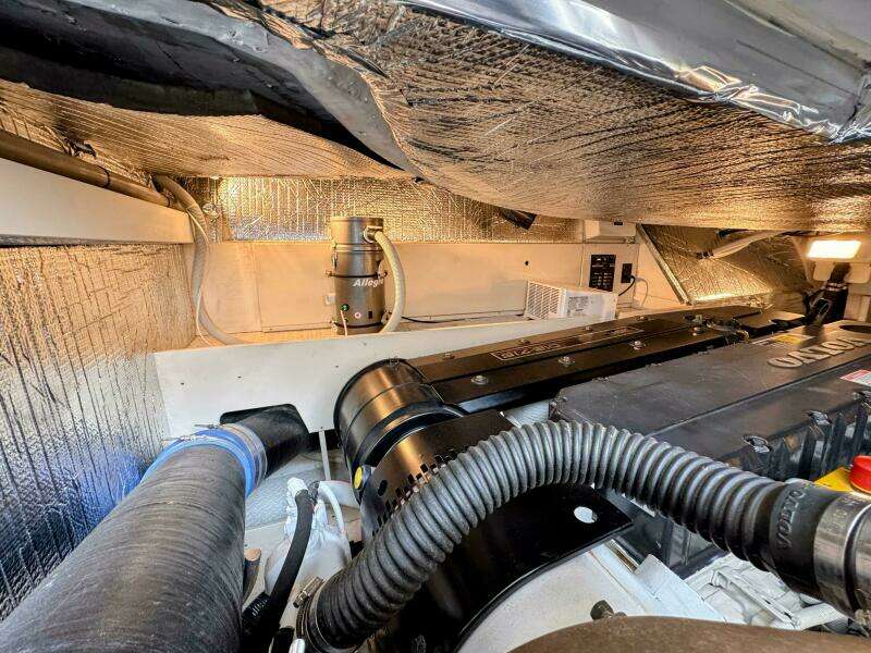 2005 Cruisers Yachts 540 Express