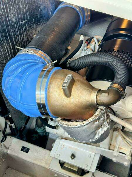 2005 Cruisers Yachts 540 Express