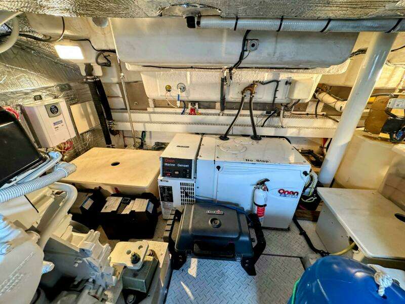 2005 Cruisers Yachts 540 Express