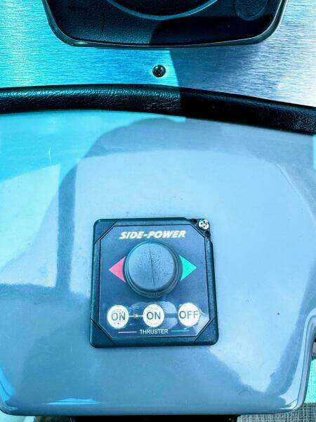 2005 Cruisers Yachts 540 Express