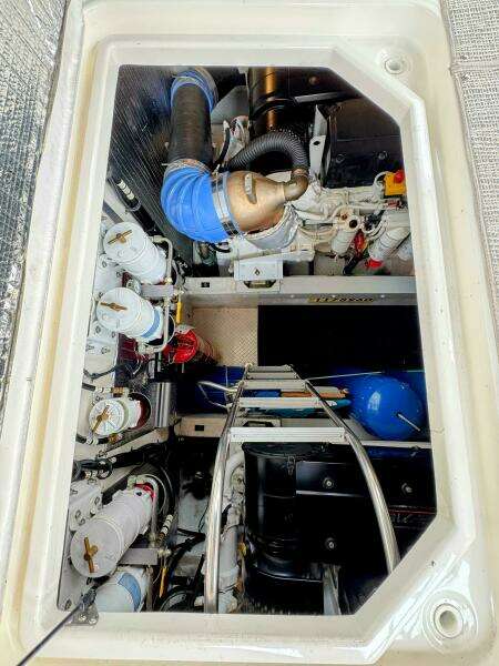 2005 Cruisers Yachts 540 Express