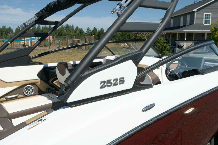 2023 Yamaha Boats 252S