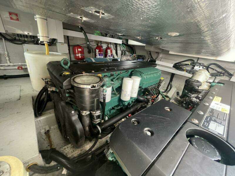 2015 Sunseeker San Remo SONYA Starboard engine