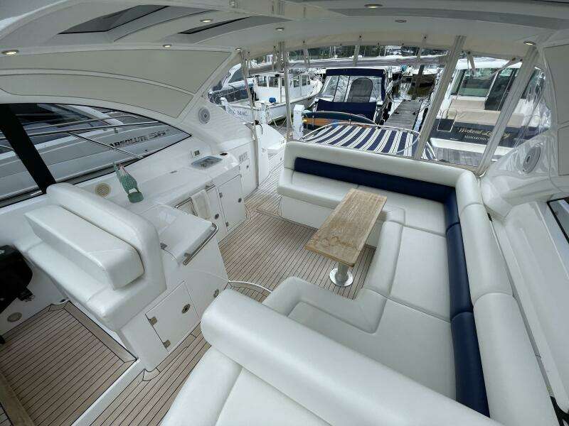 2015 Sunseeker San Remo SONYA Cockpit salon table