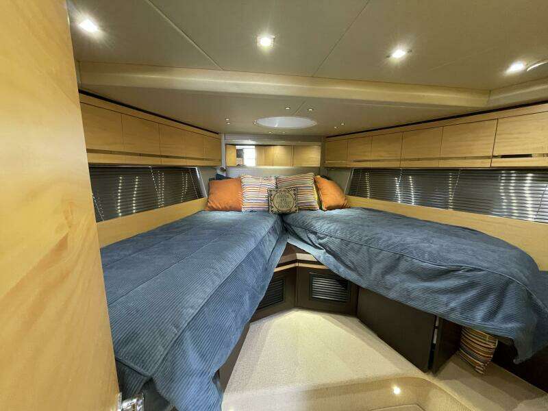 2015 Sunseeker San Remo SONYA forward cabin double berth