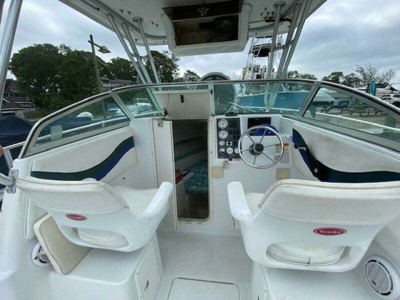 2000 Seaswirl Striper 2300