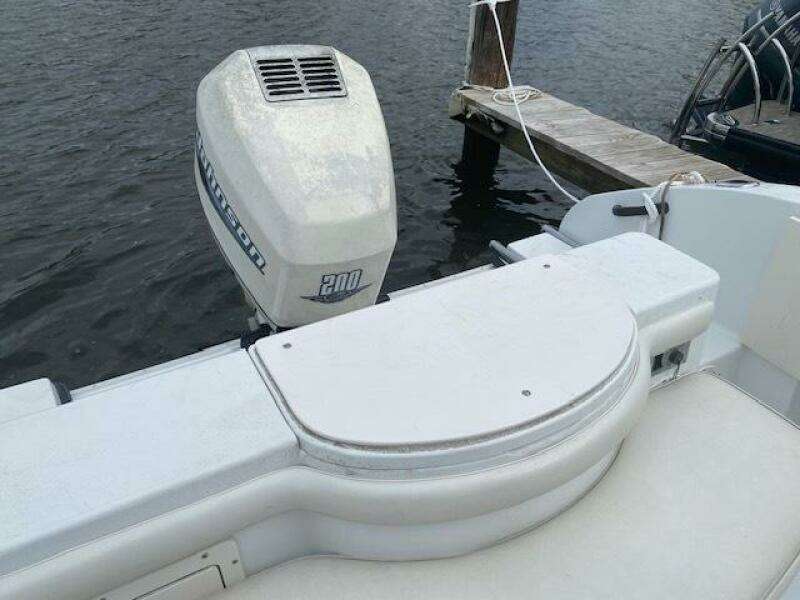 2000 Seaswirl Striper 2300