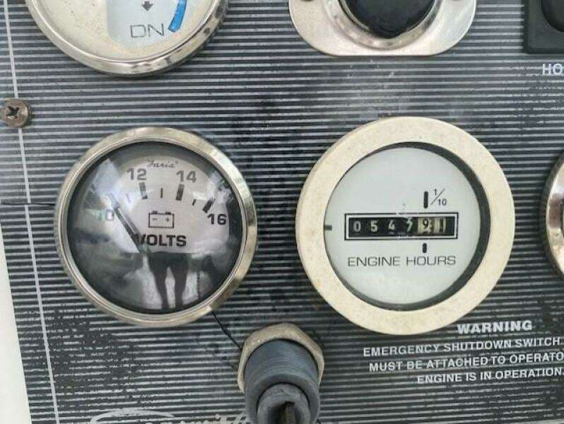 2000 Seaswirl Striper 2300