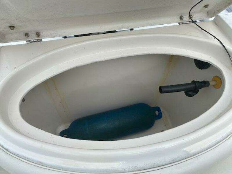 2000 Seaswirl Striper 2300