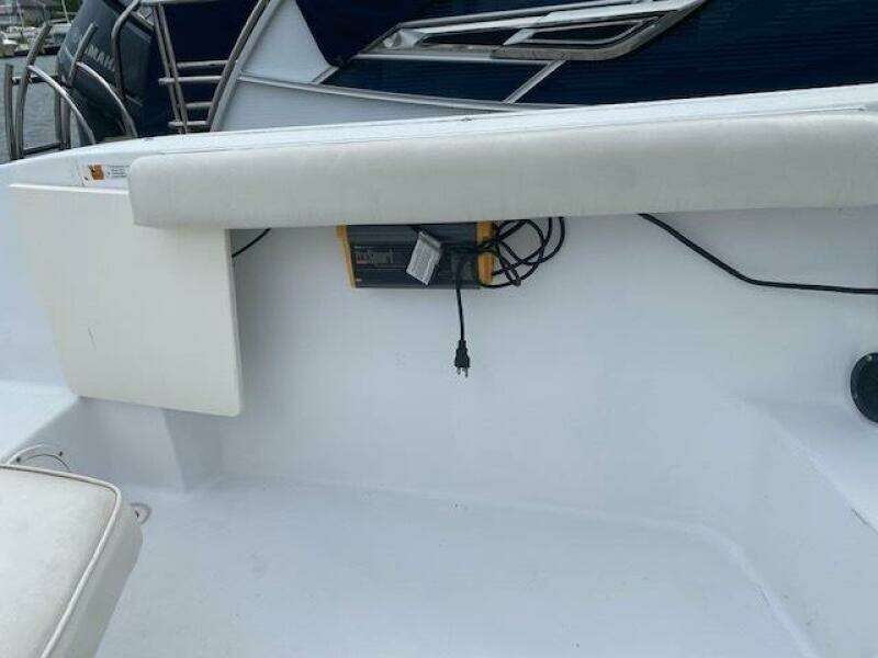 2000 Seaswirl Striper 2300