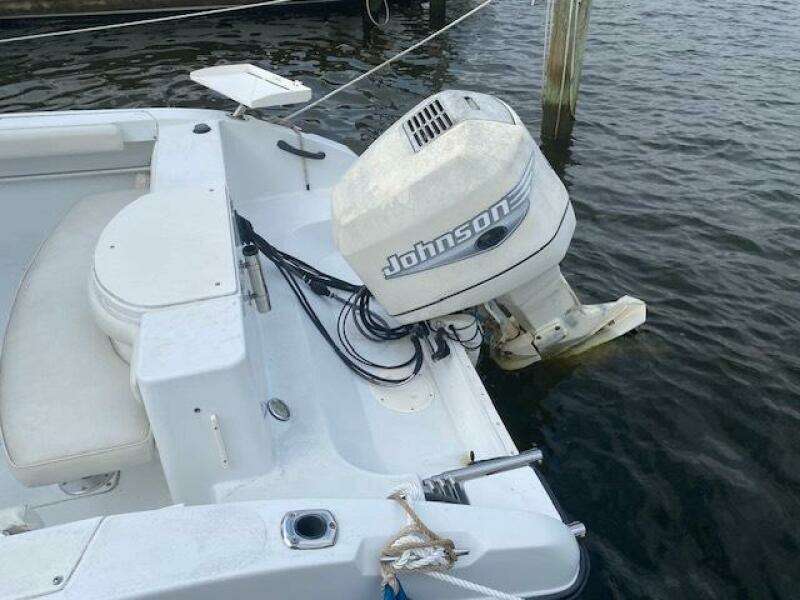 2000 Seaswirl Striper 2300