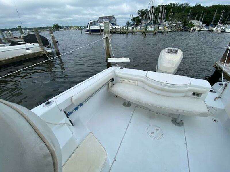 2000 Seaswirl Striper 2300