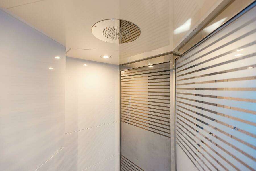 2017 Ferretti Yachts 750