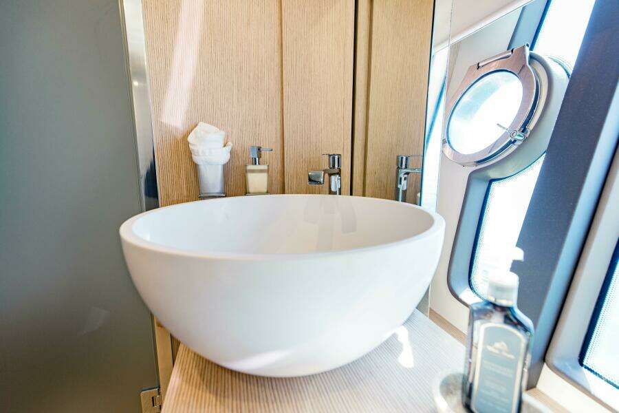 2017 Ferretti Yachts 750