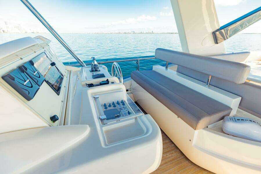2017 Ferretti Yachts 750