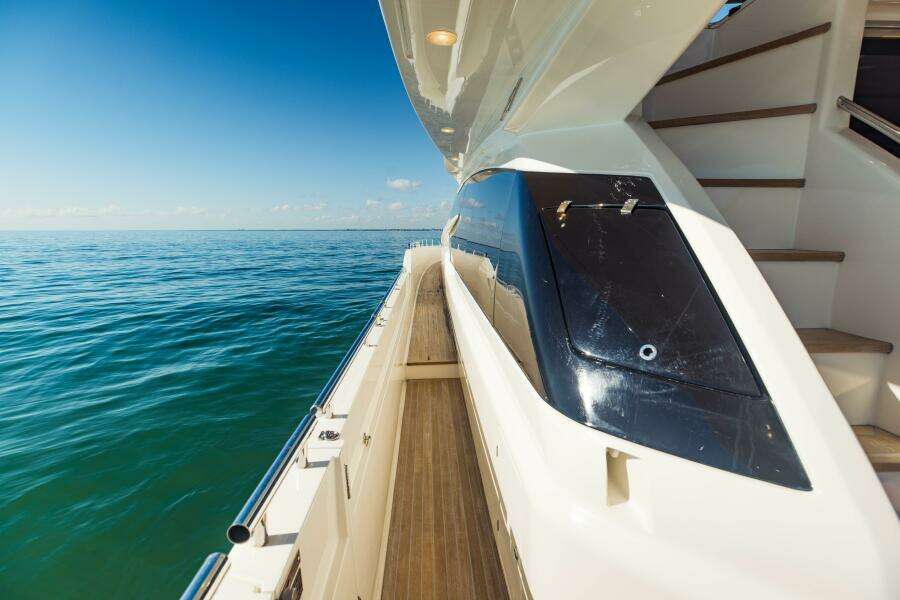 2017 Ferretti Yachts 750