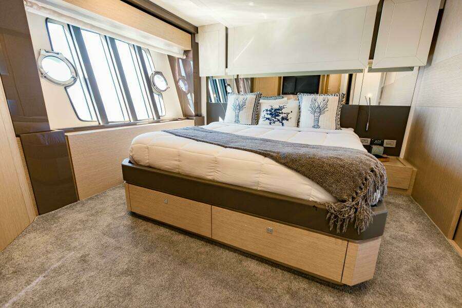 2017 Ferretti Yachts 750