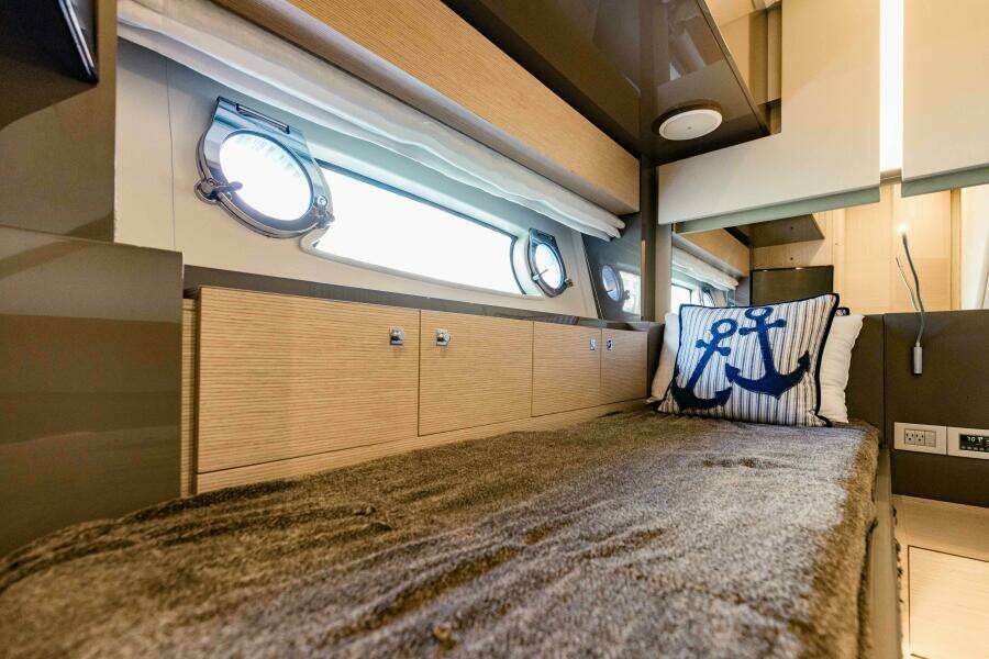 2017 Ferretti Yachts 750