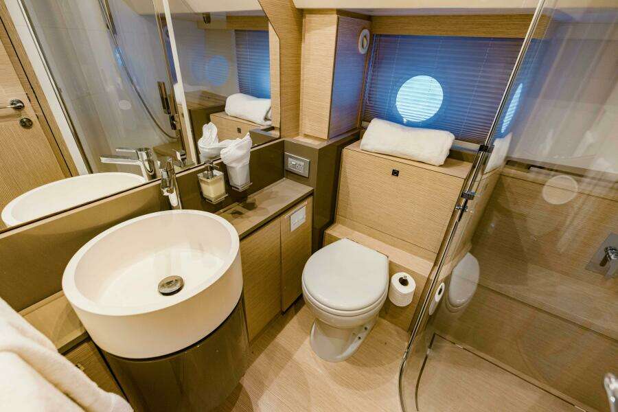 2017 Ferretti Yachts 750