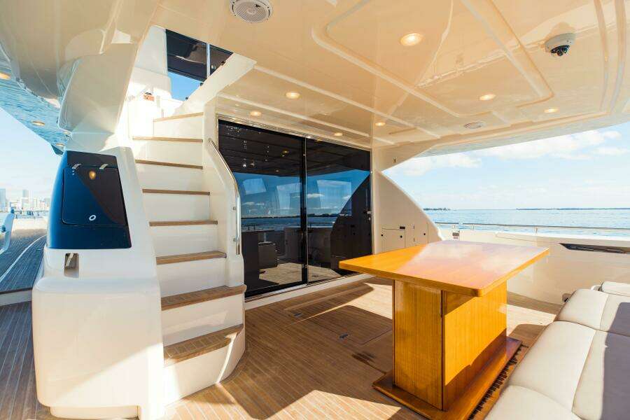 2017 Ferretti Yachts 750