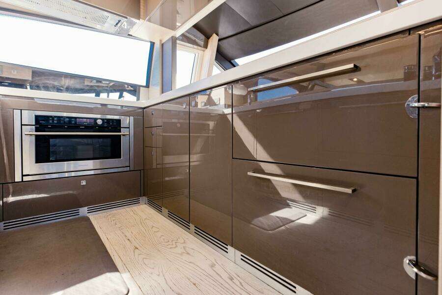 2017 Ferretti Yachts 750