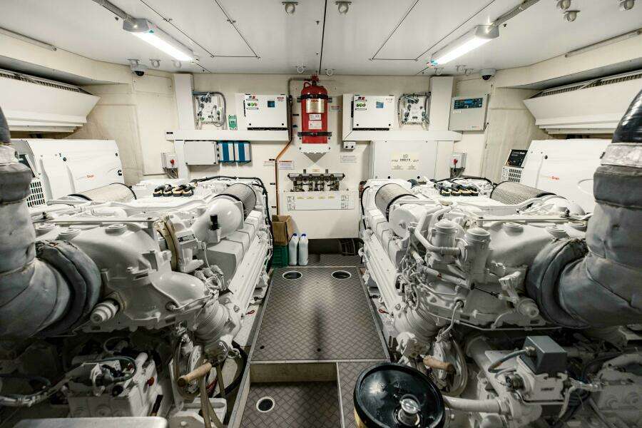 2017 Ferretti Yachts 750