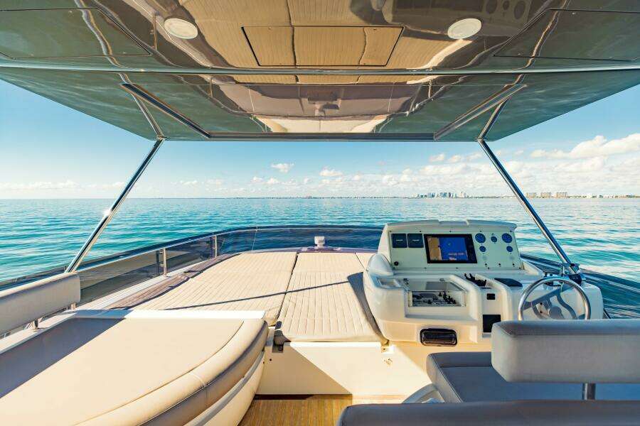 2017 Ferretti Yachts 750