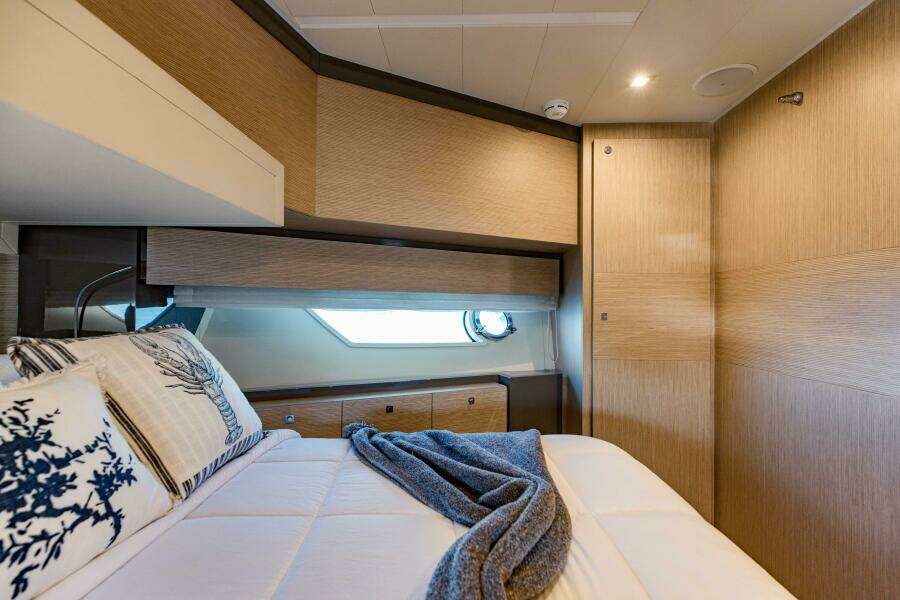2017 Ferretti Yachts 750
