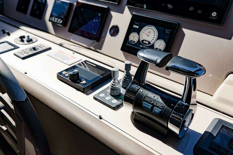 2017 Ferretti Yachts 750