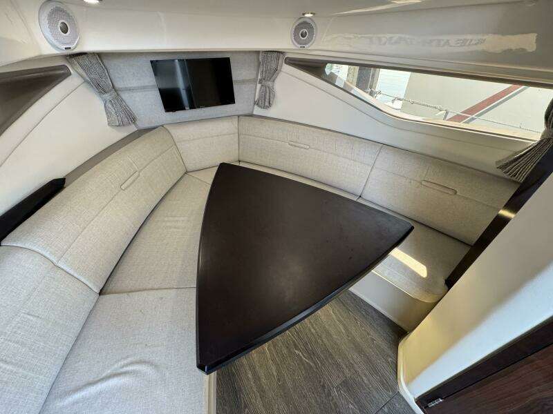 2019 Sea Ray 320 Sundancer