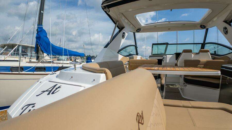 2019 Sea Ray 320 Sundancer