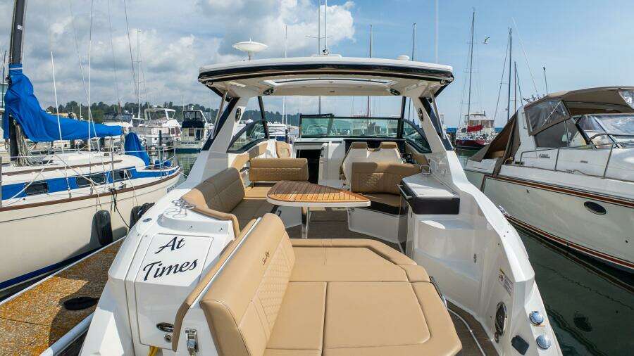 2019 Sea Ray 320 Sundancer