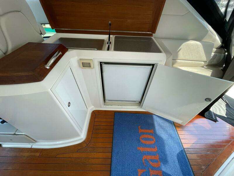 Regal 52 Sport Coupe - Helm Deck