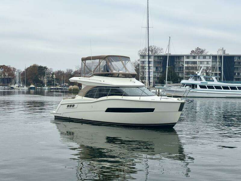 2016 Caver C34 Starboard Bow