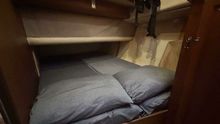 1999 Mainship 350 Port Guest Stateroom