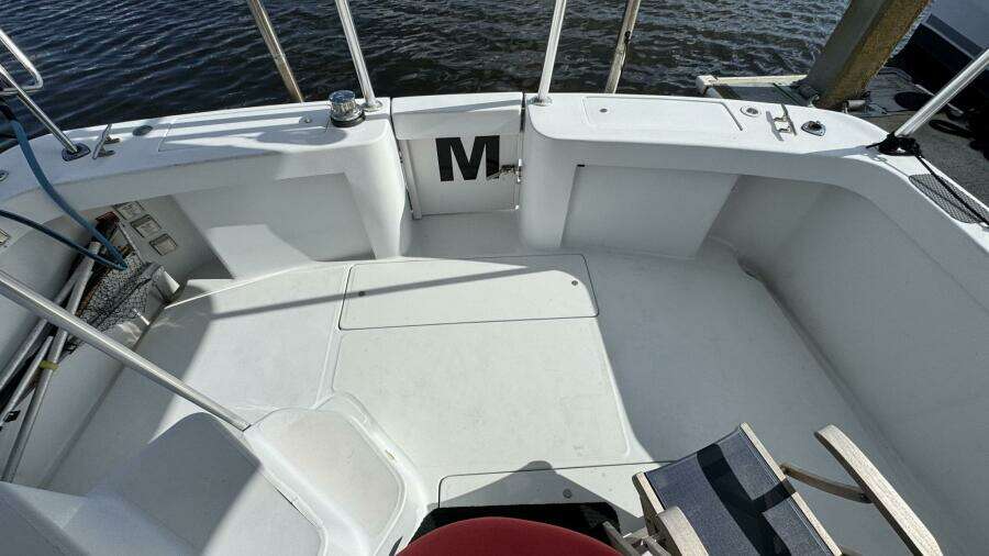 1999 Mainship 350 Aft Sundeck