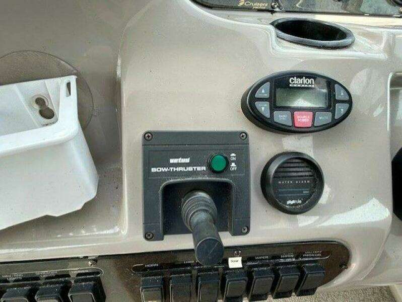 2004 Cruisers Yachts 340 Express