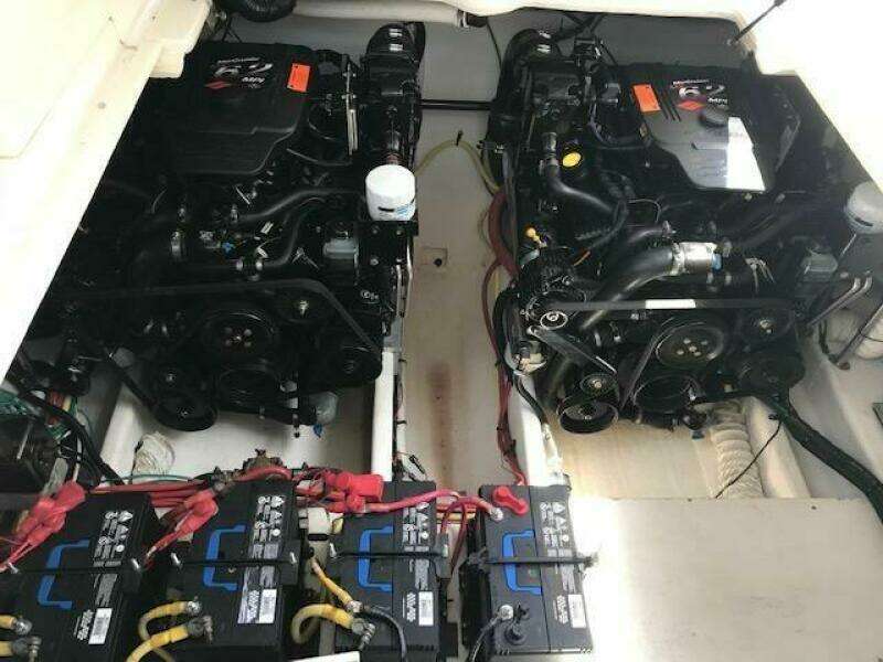 2004 Cruisers Yachts 340 Express