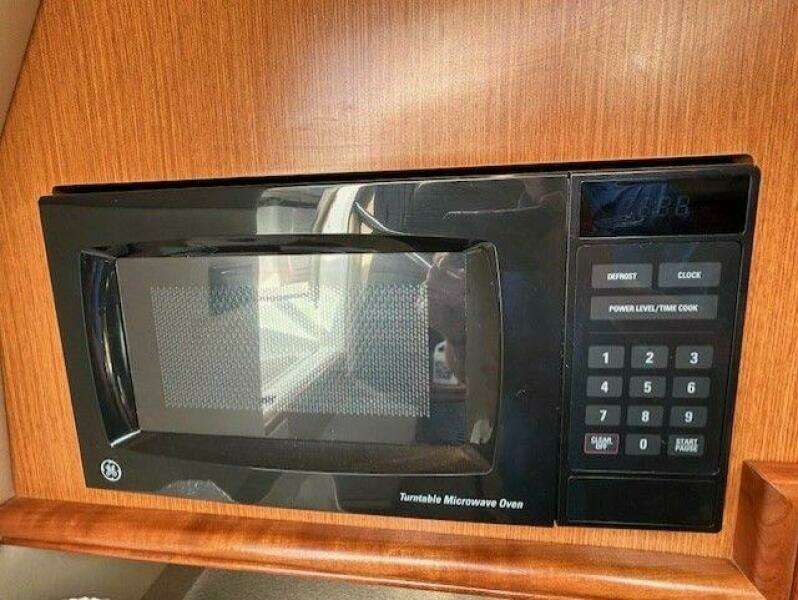 2004 Cruisers Yachts 340 Express